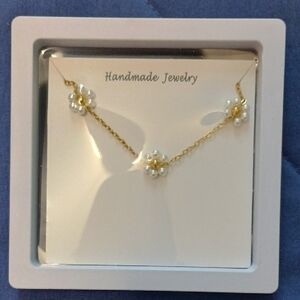 Elegant Gold and White Daisy Pearl Necklace